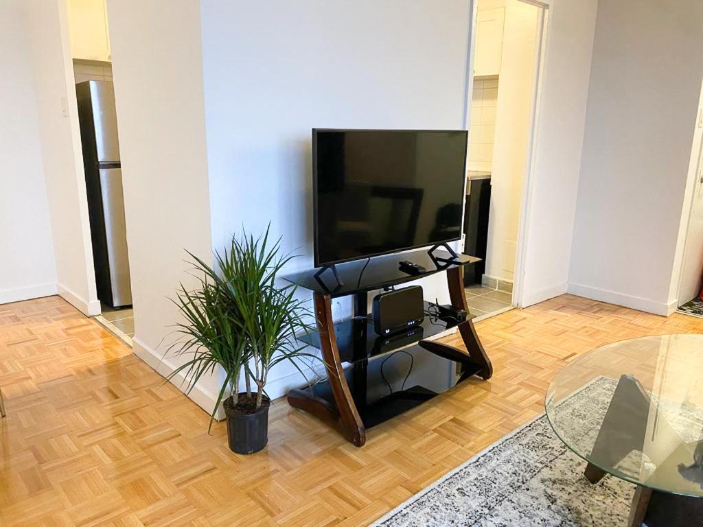 Bright Apartment Close To City With Free Parking Toronto Extérieur photo