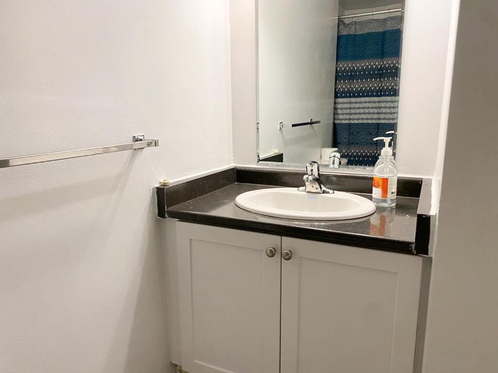 Bright Apartment Close To City With Free Parking Toronto Extérieur photo